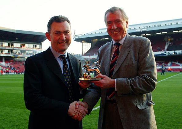 Sky TV Commentator Martin Tyler receives the award for Premiership Commentator of the Decade from Richard Scudamore before the FA Barclaycard Premiership match between Arsenal and Manchester United held on April 16, 2003 at Highbury in London, England. The match ended in a 2-2 draw. (Photo By Ben Radford/Getty Images)